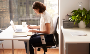 ปวดสะโพกร้าวลงขา... 6 พฤติกรรมที่ทำร้ายคุณโดยไม่รู้ตัว!